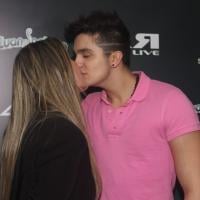 Luan Santana faz show com novo visual e ganha beijo da namorada, Jade Magalhães