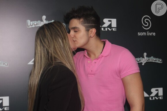 Luan Santana ganha beijo da namorada, Jade Magalhães, em 27 de abril de 2013