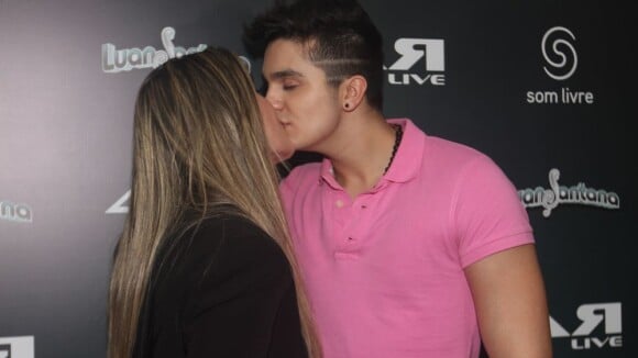 Luan Santana faz show com novo visual e ganha beijo da namorada, Jade Magalhães