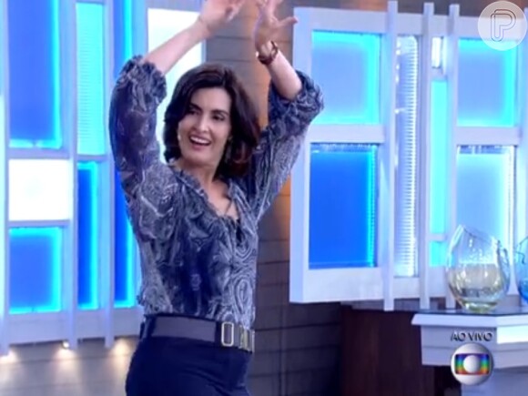 Fátima Bernardes jogou as mãos para cima ao aprender a coreografia da dança do ventre durante o 'Encontro'