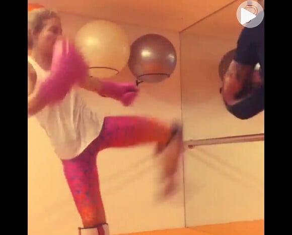 No vídeo, é possível ver Angélica dando chutes durante seu treino de muay thai
