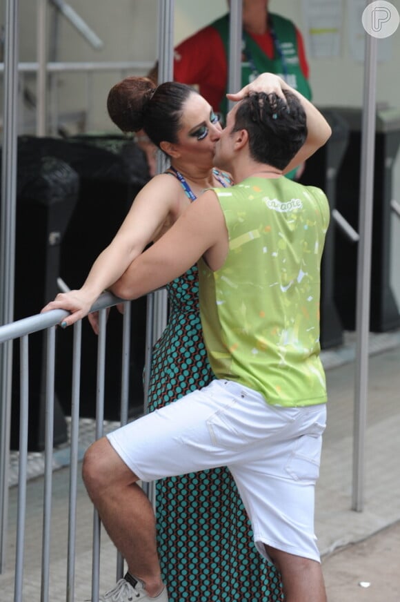 Claudia Raia beijou muito o namorado no Carnaval de 2014: 'Depois de 17 anos casada, eu estava sem embocadura'