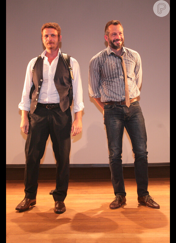 Malvino Salvador subiu aos palcos na pré-estreia da peça 'Chuva Constante', ao lado do ator Augusto Zacchi, na noite desta quinta-feira, 12 de março de 2015