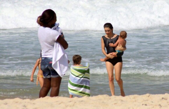 Cláudia Abreu levou o caçula Pedro Henrique no colo durante o mergulho. Em 28 de abril de 2013