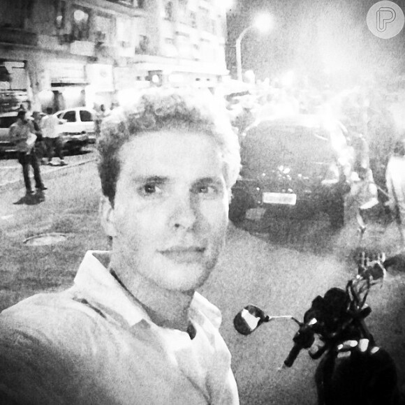 Em uma das fotos no Instagram, Thiago Fragoso posa em Copacabana durante uma gravação que aconteceu na madruga de 12 de março de 2015