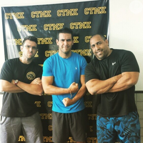 André Marques também surpreendeu no Instagram ao posar ao lado de seus professores de musculação exibindo braço musculoso