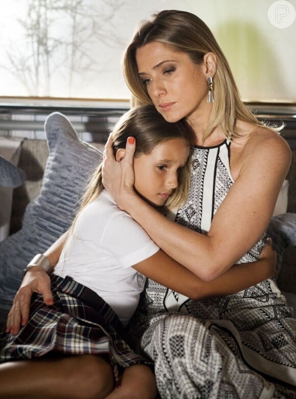 Antonia (Leticia Spiller) ganha a guarda da filha, mas Raíssa (Kiria Malheiros) se recusa a ir morar com a mãe, em 'Salve Jorge', em 8 de maio de 2013