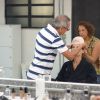 Maquiadores colocam molde de silicone na cabeça de Vera Zimmermann 