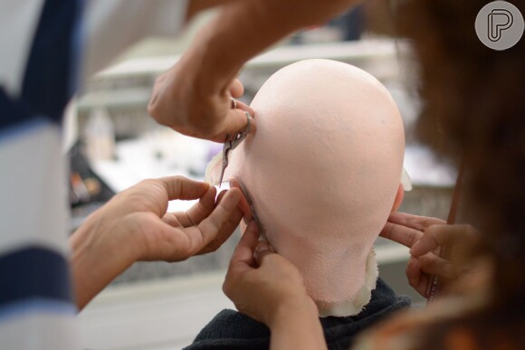 Molde de silicone é ajustado na cabeça de Vera Zimmermann para deixá-la careca