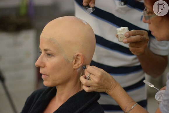Profissionais da Record dão últimos retoques na careca de Vera Zimmermann para a novela 'Os Dez Mandamentos'