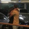 Fernanda Vasconcellos e Cássio Reis trocam carícias em estacionamento de shopping no Rio