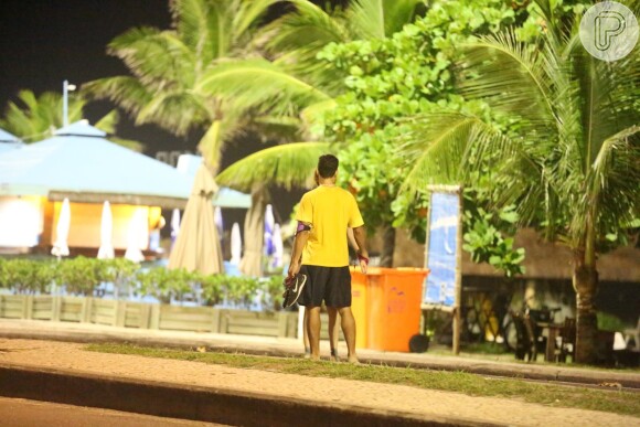 Sophia Abrahão e Sergio Malheiros trocam selinho após se exercitarem na praia da Barra da Tijuca, Zona Oeste do Rio de Janeiro