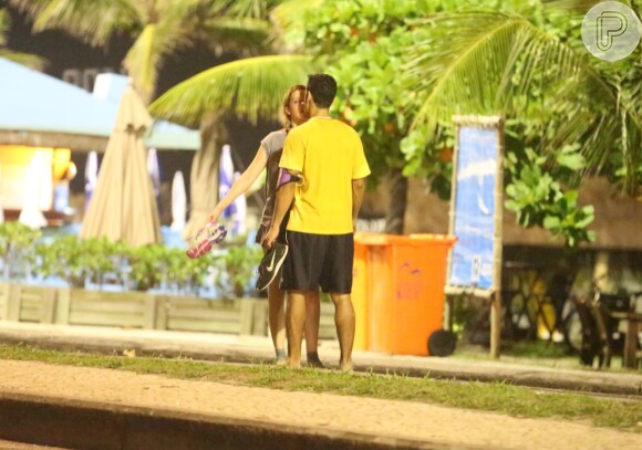 Sophia Abrahão e Sergio Malheiros se beijam após se exercitarem na praia da Barra da Tijuca, Zona Oeste do Rio de Janeiro, em 15 de março de 2015