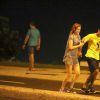 Sophia Abrahão corre com Sergio Malheiros na praia da Barra da Tijuca, Zona Oeste do Rio de Janeiro