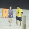 Sophia Abrahão corre com Sergio Malheiros na praia da Barra da Tijuca, Zona Oeste do Rio de Janeiro