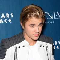 Justin Bieber festeja 21 anos em boate de Las Vegas e exibe bigodinho discreto