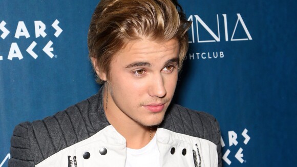 Justin Bieber festeja 21 anos em boate de Las Vegas e exibe bigodinho discreto
