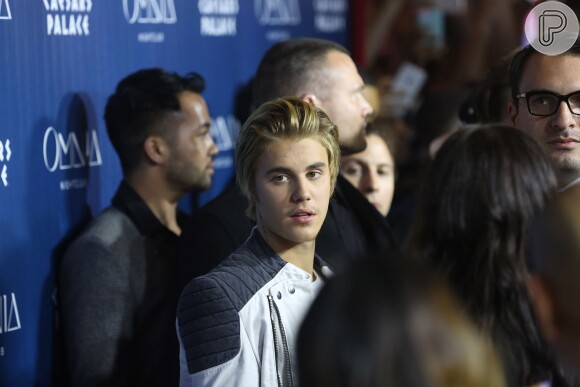 Justin Bieber chegou à boate por volta da 1 hora da manhã e causou tumulto entre os fãs