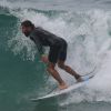 Cauã Reymond surfa na praia de Joatinga, na Zona Oeste do Rio de Janeiro, nesta segunda-feira, 16 de março de 2015