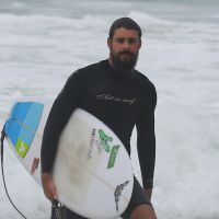 Cauã Reymond mostra habilidade com a prancha em dia de surfe, no Rio de Janeiro
