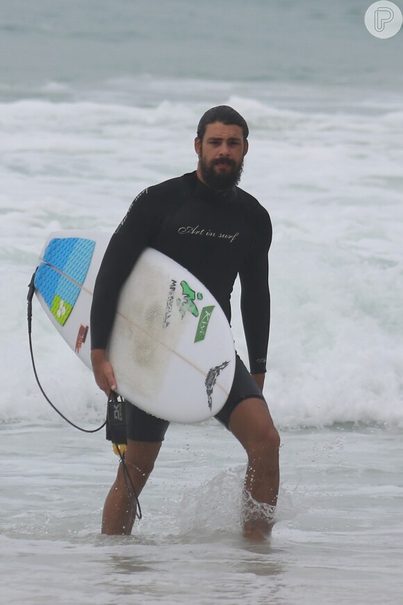 Cauã Reymond mostra habilidade em dia de surfe, nesta segunda-feira, 16 de março de 2015, no Rio de Janeiro