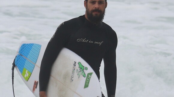 Cauã Reymond mostra habilidade com a prancha em dia de surfe, no Rio de Janeiro