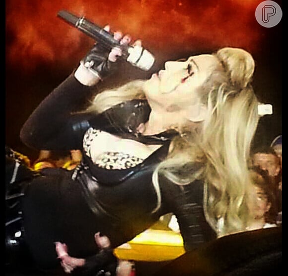 Madonna canta sangrando em seu show na Colômbia, em novembro de 2012