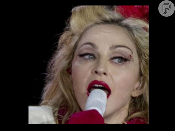 A diva Madonna leva um soco durante apresentação na Colômbia, em novembro de 2012