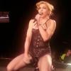A sexy Madonna canta com o rosto marcado