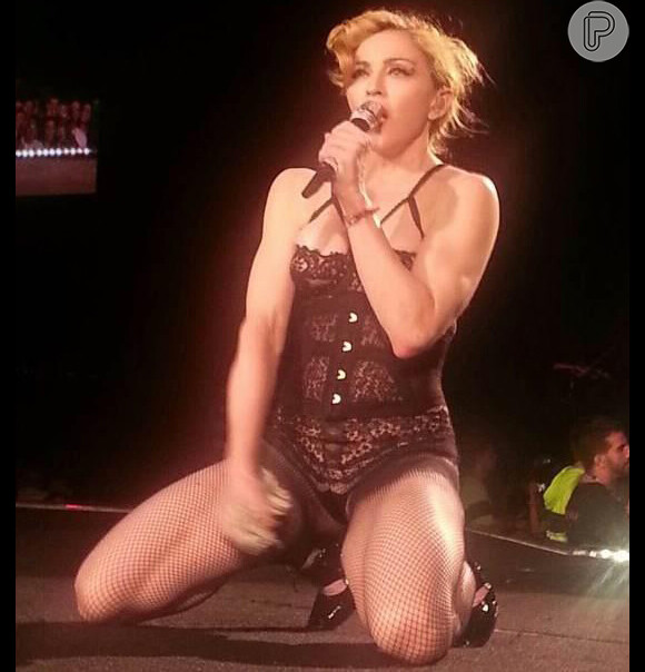 A sexy Madonna canta com o rosto marcado