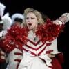 A cantora Madonna não se abala com o sangue em seu rosto e continua o show com força total