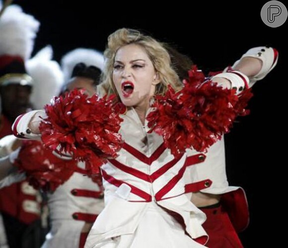 A cantora Madonna não se abala com o sangue em seu rosto e continua o show com força total