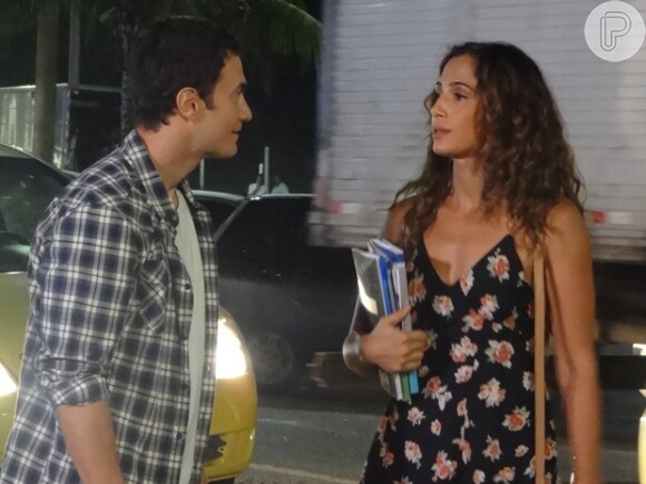 Luis Fernando (Gabriel Braga Nunes) e Regina (Camila Pitanga) se conhecem, no primeiro capítulo da novela 'Babilônia'