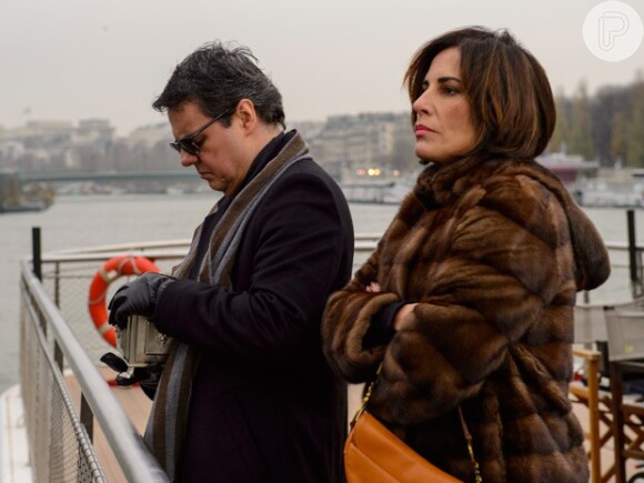 Beatriz (Gloria Pires) e Evandro (Cássio Gabus Mendes) jogam as cinzas da finada mulher do empresário no Rio Senna, em Paris, no primeiro capítulo da novela 'Babilônia'