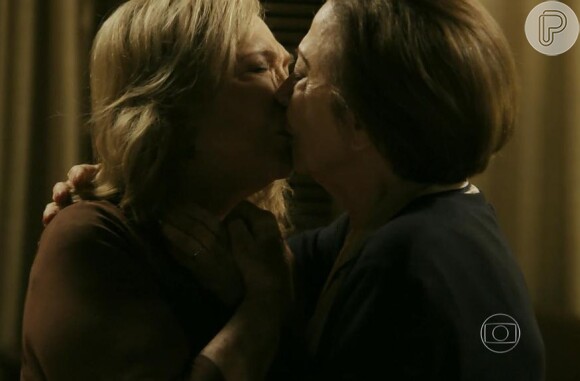 Teresa (Fernanda Montenegro) e Estela (Nathalia Timberg) se beijam amorosamente numa das primeiras cenas do primeiro capítulo da novela 'Babilônia'