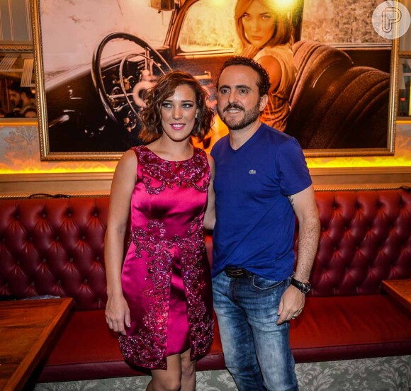 Adriana Birolli posa com o dono do restaurante Paris 6, Isaac Azar
