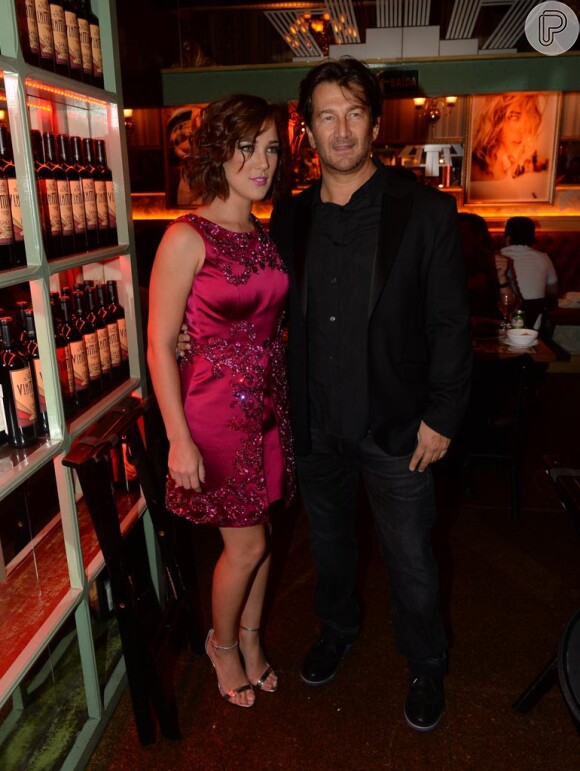 Foto: Anitta posa com o dono do Paris 6, Isaac Azar, durante evento do  restaurante - Purepeople