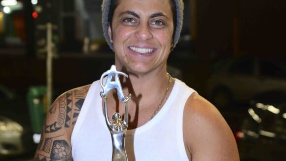 Thammy Miranda recebe troféu em premiação LGBT com presença de famosos