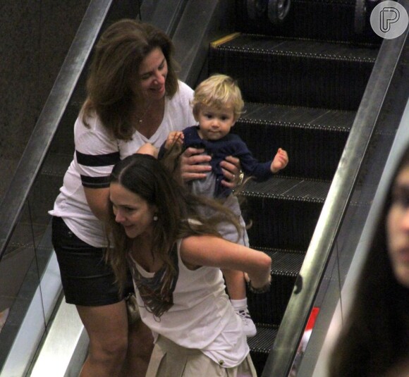 Gabriela Duarte carrega o filho, Frederico, em suas costas em shopping do Rio, em 1º de maio de 2013