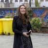 Kate Middleton, grávida do segundo filho, usou vestido de R$ 207 da loja virtual Asos ao visitar centro infantil na inglaterra