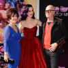 Katy Perry posa com o pai, Keith, e a mãe, Mary Hudson, durante a première de 'Katy Perry: Part of Me'