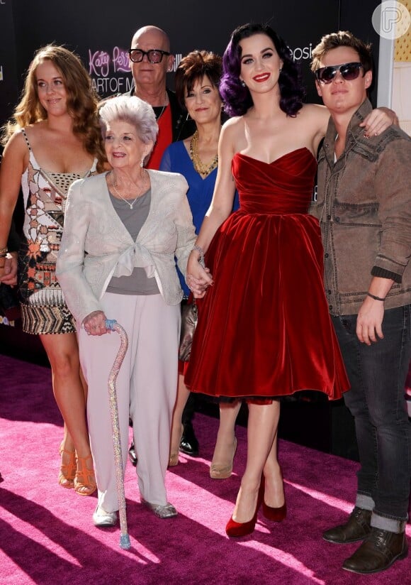 Katy Perry posa com a família, que é toda evangélica, na première de 'Katy Perry: Part of Me'