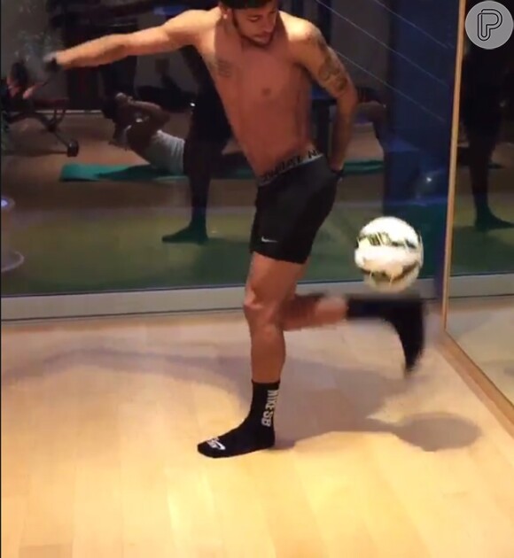 Neymar mostra habilidade com bola e fãs elogiam o craque no Instagram: 'Príncipe'