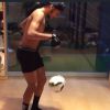 Na academia, Neymar para a musculação para fazer embaixadinhas em vídeo