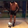 No meio do treino de musculação, Neymar faz embaixadinhas