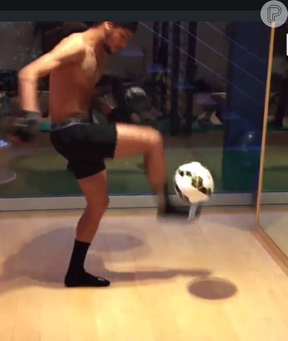 Neymar mostra habilidade com a bola de futebol e faz embaixadinhas