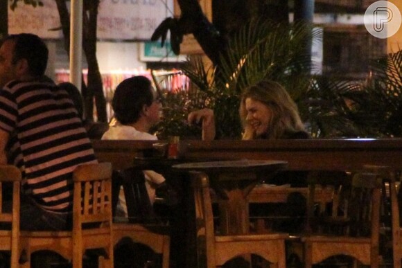 Maitê Proença e o empresário Hélio Ferraz curtem noite em restaurante do Rio de Janeiro, em 3 de maio de 2013. Secretária da atriz garante que os dois são só amigos