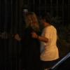 Hélio Ferraz abraça Maitê Proença na saída do restaurante carioca