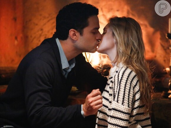 Julia (Isabelle Drummond) resolve se casar com Edgard (Fernando Belo) o quanto antes depois de ter beijado Pedro (Jayme Matarazzo), seu meio-irmão, em 'Sete Vidas', em 27 de março de 2015