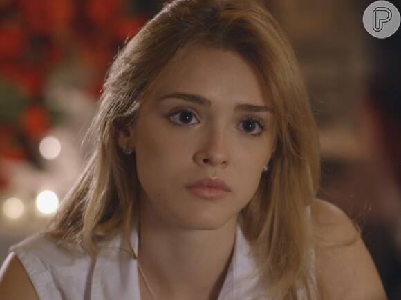 Julia (Isabelle Drummond) fica culpada por ter beijado seu meio-rimão e antecipa o casamento com Edgard (Fernando Belo), em 'Sete Vidas'